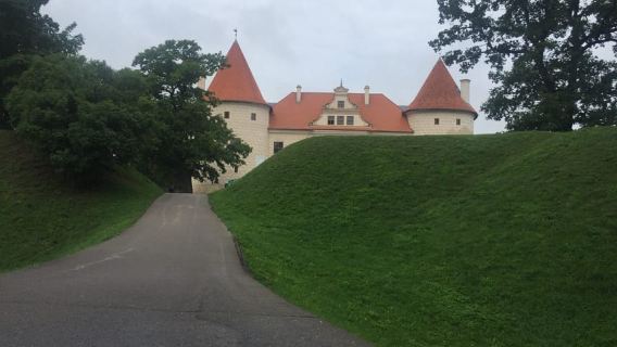 From Riga: Vilnius One-Way Tour with Sightseeing Stops