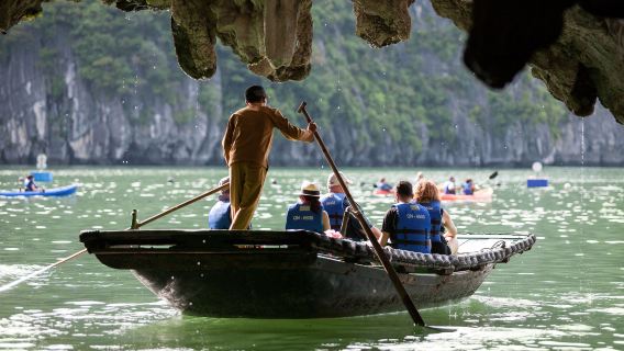 ต้นทางท่าเรือต่วนเจ่า: ทัวร์เรือสำราญชมวิวอ่าวหะล็องครึ่งวัน เที่ยวถ้ำเทียนกง พายเรือคายัคและอาหารกลางวัน