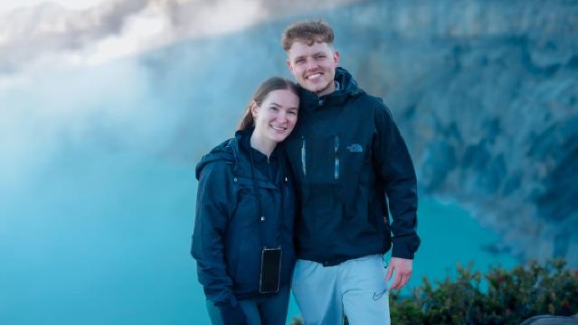 Banyuwangi: Ijen Crater Bluefire and Sunrise Guided Trek