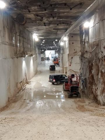 Tambang marmer Carrara dengan mencicipi lemak babi: tur tambang off-road.