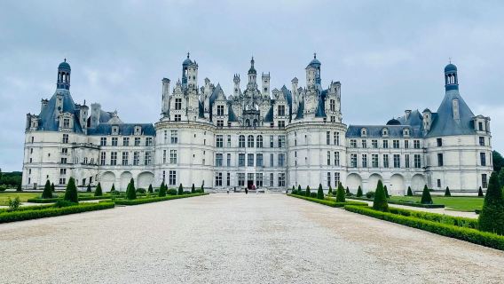 Loire Valley Castles in France (Chambord + Chateau de Chenonceau + Château de Cheverny)