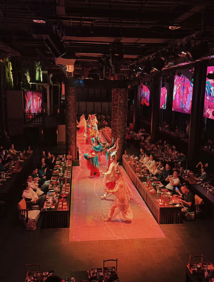 [Shu Yan Fu·Spettacolo Culinario Imperiale] Shu Yan Fu a Chengdu, Sichuan|Spettacolo gastronomico immersivo della cultura antica con vista panoramica [opzionale: sala/suite a tema/servizio di trucco e acconciatura/foto]