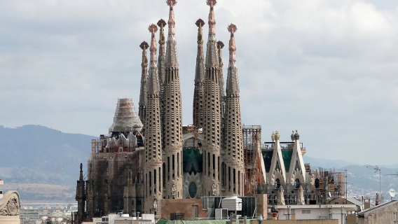 Tur setengah hari ke Sagrada Familia dengan pemandu wisata dalam bahasa Mandarin, Inggris, Jepang, dan Korea.