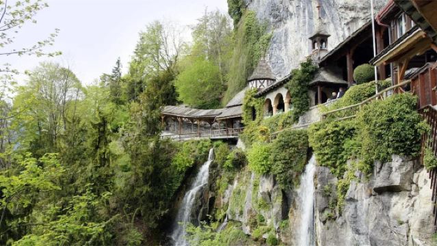 因特拉肯高空跳傘+貝亞圖斯洞+圖恩+施皮茨 中文包車一日遊