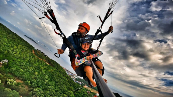 Paraglide-ervaring op Ko Lan [Vrij paragliden met uitzicht op de zee in Pattaya bij Ko Lan | 4K GoPro-opnames | Gratis vervoer]