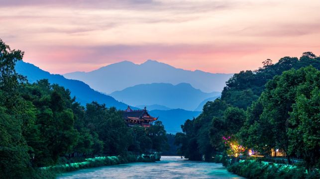 青城山+都江堰一日遊送3D演出（可選奔馳8人團藍眼淚）含門票