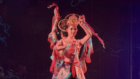 ซีอาน: ย่านถนนธีมของฉางอานสิบสองชั่วยาม · งานเลี้ยงถัง "งานเลี้ยงดนตรีแห่งยุคเฟื่องฟูถัง" | ดื่มด่ำกับการเดินทางข้ามเวลาไปร่วมงานเลี้ยงหลวงในยุคเฟื่องฟูถัง เลือกได้ทั้งงานเลี้ยงกลางวันหรือเย็น พร้อมบริการเปลี่ยนชุดฮั่นฟูฟรี