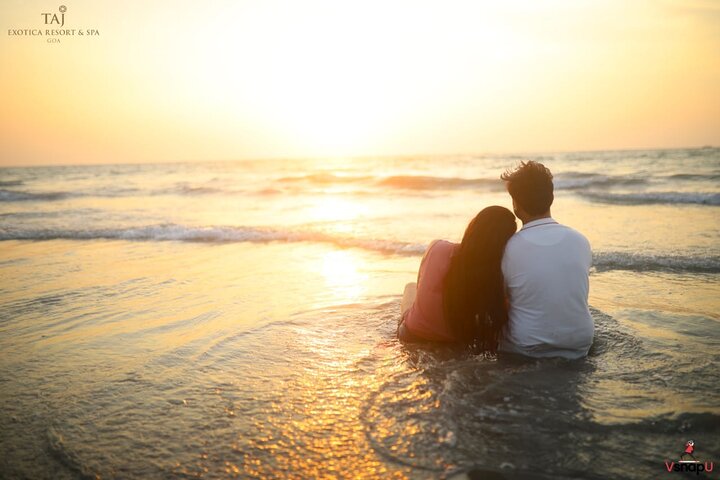 23 Beach Engagement Photoshoot Poses & Ideas for Couples - NoKishiTa Camera