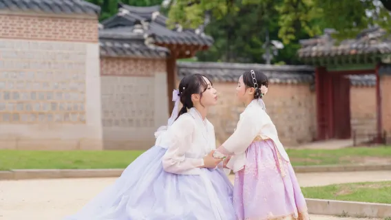 Hanbok Photoshoot Experience at Gyeongbokgung Palace in Seoul, South Korea[Hanbok Photoshoot Experience x Hanbok Rental x Korean-Style Makeup]