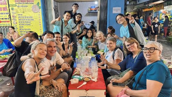 Saigón: Recorrido gastronómico privado a pie por las calles secundarias