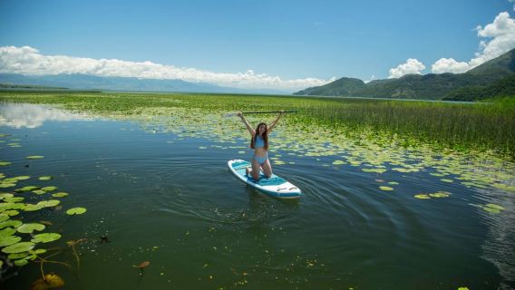 Berdiri di Atas Papan Dayung di Danau Skadar - Petualangan Epik!