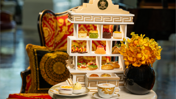 Tè pomeridiano con torta dorata al MOSAICO del Palazzo Versace Dubai