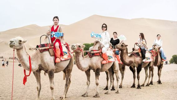 鳴沙山月牙泉大漠騎駱駝（贈文創產品9折優惠券）