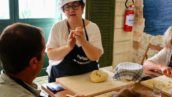 Clase de cocina apuliana con aperitivo y vino en Polignano a Mare