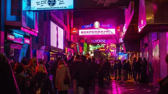 Tur Sehari Dunia Miniatur + Museum Altona + Reeperbahn dengan Sewa Kendaraan Pribadi