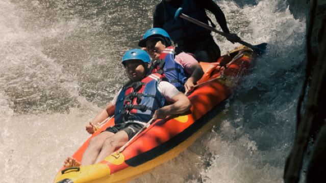 Melangit Bali AventureKayak0,5-1,5 heure [Kayak sur la rivière Melangit, Balançoire dans la jungle et Piscine de falaise]