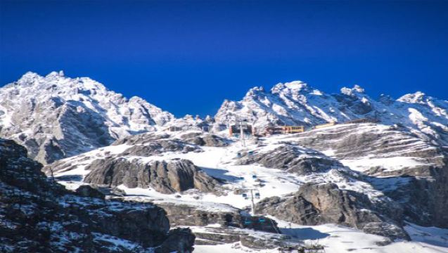 ทัวร์ 1 วัน สู่ยอดเขาด้วยกระเช้าไฟฟ้าขนาดใหญ่ที่ภูเขาหิมะมังกรหยก ลี่เจียง + ทุ่งสนสามใบ + หุบเขาพระจันทร์สีน้ำเงิน (พระอาทิตย์ทอแสงบนยอดเขาทองคำ)