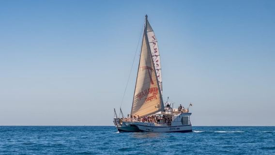 Lloret de Mar: Crucero en catamarán con comida, bebidas y música