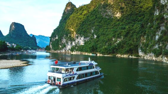 Guilin Yangshuo Li River Four-Star Cruise Half-Day Tour: Hotel pick-up + Optional Chinese or English-speaking driver service + 4-hour cruise experience + Includes buffet lunch on board + Cruise to view the 20-yuan RMB note backdrop and Nine Horses Mountain.