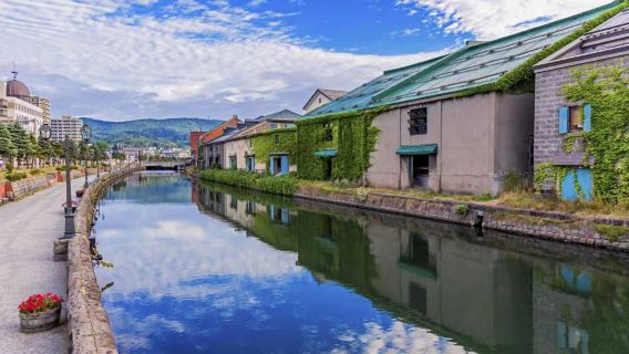 Tour 1 ngày thoải mái bằng buýt tham quan Otaru, nhà máy chưng cất Yoichi, mũi Shokan Cape và bờ biển Shimamuii
