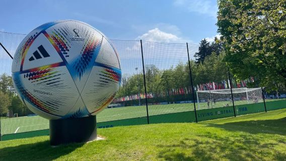 Passeio personalizado em Zurique, Suíça | Sede da FIFA + Museu do Futebol + Colina Lindenhof + Cidade Velha※