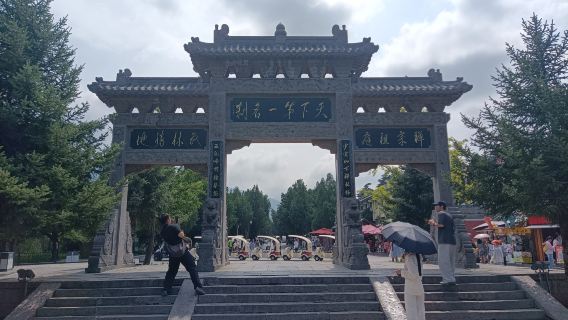 Lawatan sehari Kuil Shaolin + Sanhuangzhai Perjalanan mendalam Zen dan Seni Mempertahankan Diri di Gunung Song, termasuk persembahan kungfu di Hutan Pagoda