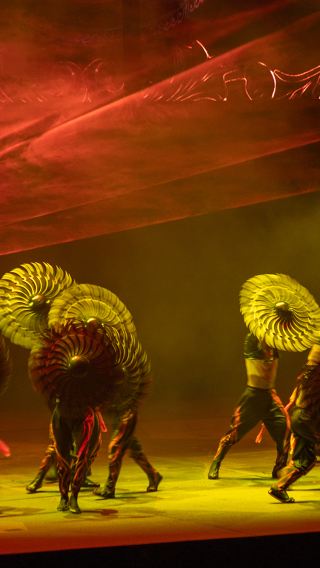 Wuhan modern riverside city stroll: Chuhe Hanjie walking guide + Han show acrobatics + SKP business district dinner