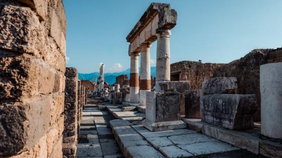 Descubre Pompeya: Tour a pie en español de la ciudad enterrada