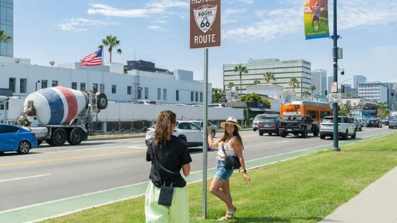 Hollywood, Beverly Hills and Celebrity Homes Open Air Van Tour
