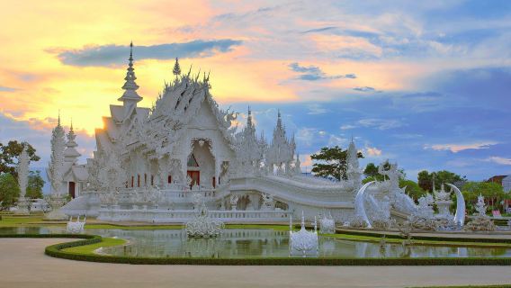 1-day tour to Chiang Rai: white and blue temple + Baan Dam Museum + long neck tribe