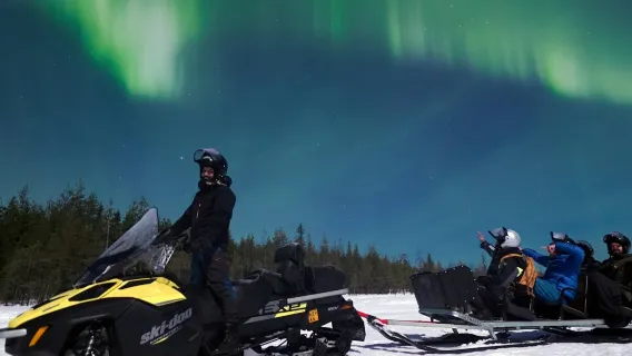Schlittenfahrt unter dem Nordlicht