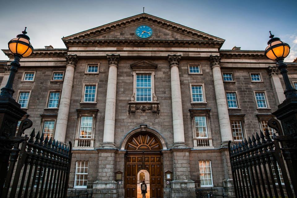 Dublin: Fast-Track Book of Kells Ticket & Dublin Castle Tour