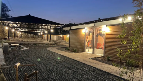 Tainan: Tiger Mountain Resort - Baños públicos con baño de roca