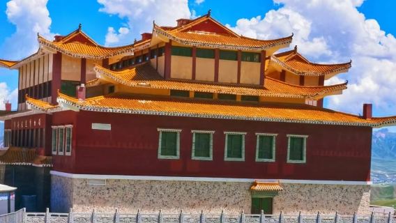 First-Class Bus · Chaka Salt Lake + Riyue Mountains (Sun and Moon Mountains) + Qinghai Lake Day Tour