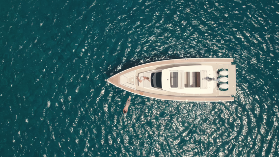 Crucero privado de 5 h en un yate motorizado de lujo y nuevo en Miconos (Nevma)