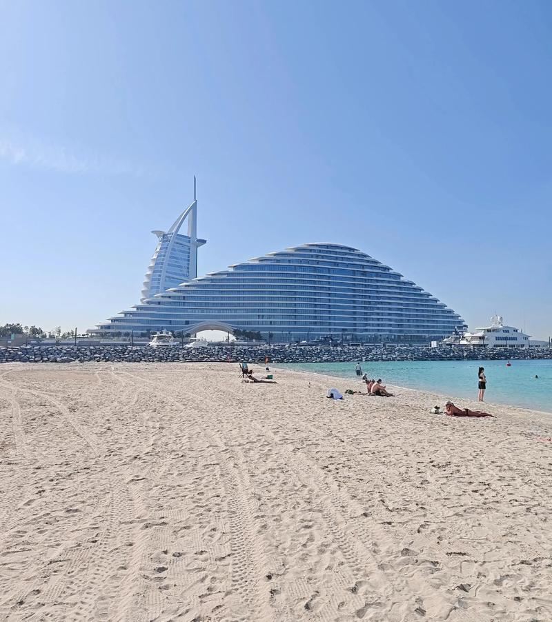 Dubai Day Tour: Stroll at Jumeirah Beach Fort, Ascend The Palm Island, and Visit the Dazzling Fountain
