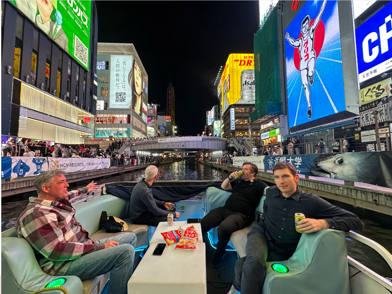 INDY CRUISE Dotonbori Bootsfahrt|Bewundern Sie das berühmte Glico-Schild und die lebhafte Straßenszene von Dōtonbori, während Sie entspannte Momente genießen (Hin- und Rückfahrt vom Minatomachi Pier).