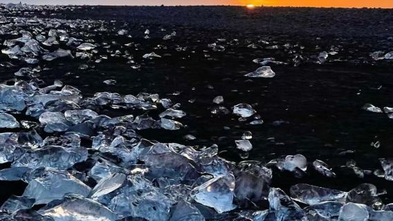 [Iceland Jökulsárlón Glacier Lagoon & Diamond Beach Blue Ice Aurora Hunting Private Charter Day Tour]