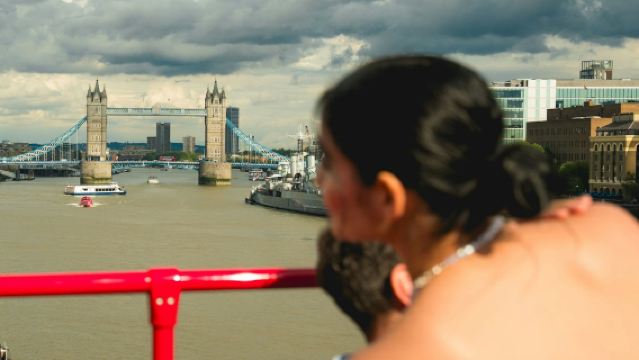 London: Hin- und Rückfahrt mit dem Uber-Boot & 1-Tages-Hop-on-Hop-off-Buspass