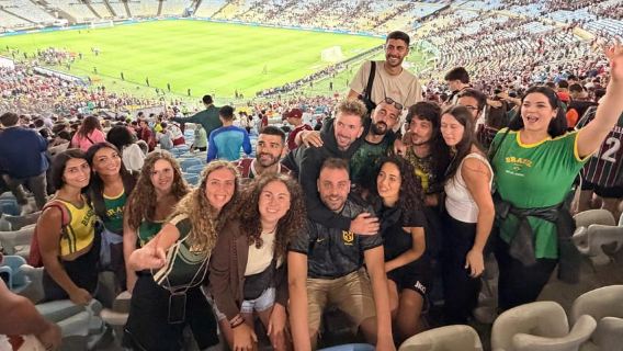 Rio: Mecz piłki nożnej na stadionie Maracanã z lokalnymi gospodarzami