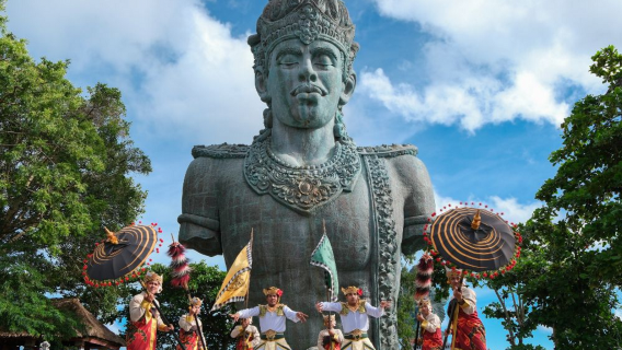 Experiencia en el Parque Cultural Garuda Wisnu Kencana con bebida refrescante en el restaurante Jendela Bali