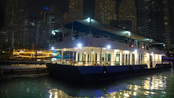 Kolacja bufetowa na statku wycieczkowym Alexandra Sea Lounge w Dubaj Marina