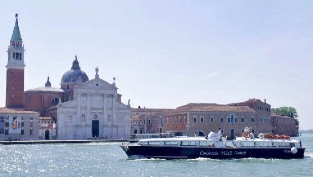 Murano and Burano: Morning Boat Tour + Glass-blowing Demonstration