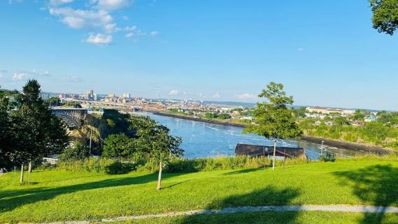 Saint John: Wycieczka po atutach i Morskich Jaskiniach (autobusem)