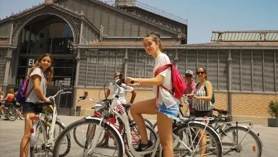 Barcellona: tour privato in bici/eBike e biglietti per la Sagrada Familia