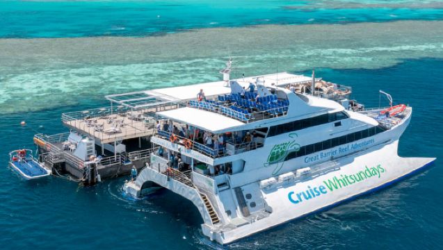 Panoramaflug über das Heart Reef der Whitsunday Islands und das Great Barrier Reef von Hamilton Island aus
