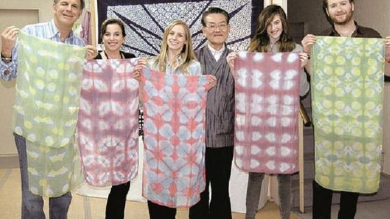 京都絞り工芸館での板締め絞り染めスカーフクラス