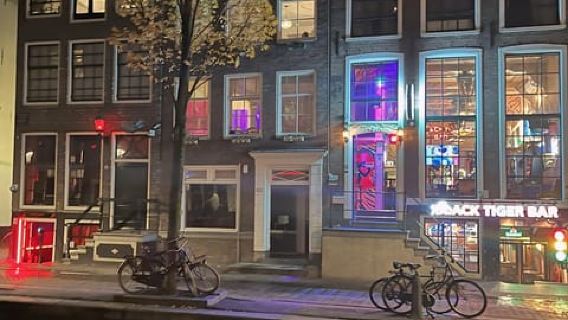 Amsterdam: Red Light District Tour with Bar Visit + Complimentary Drink and Stop at a Coffeeshop