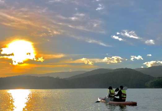 Da Lat: Sunrise or Sunset Kayaking & SUP at Tuyen Lam Lake