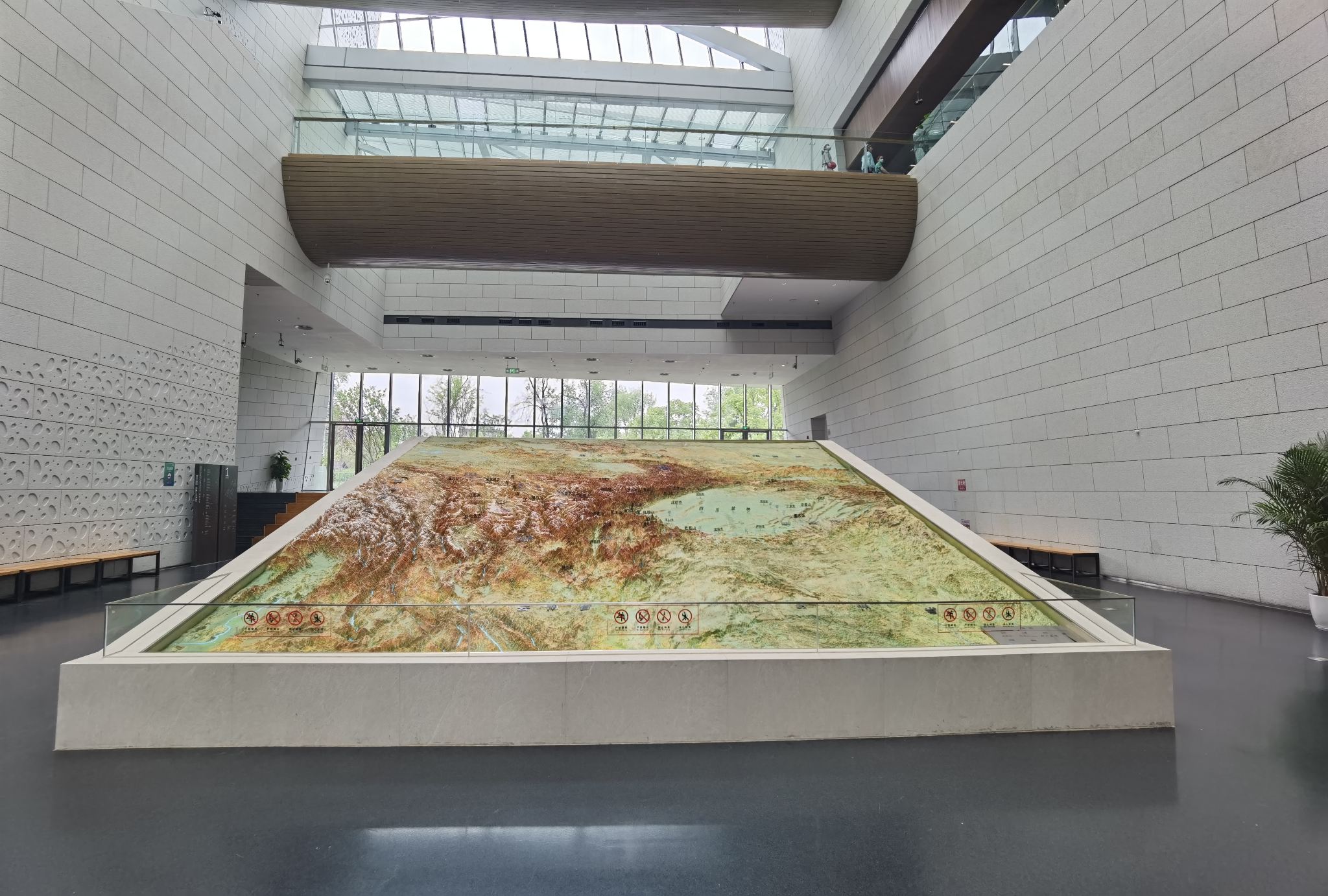 成都自然博物館半日日帰りツアー【蜀小匠プロフェッショナルガイド90分専属ガイドスタッフによる案内】